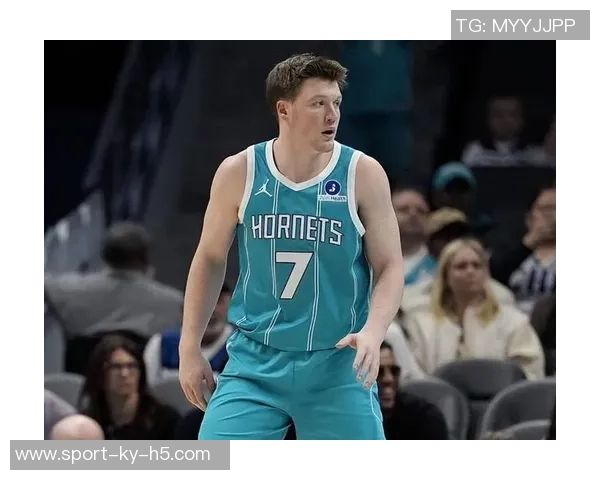 克尼佩尔高中展示母校球衣寄托希望期待他成为学生们的榜样 克尼佩尔高中展示母校球衣寄托希望期待他成为学生们的榜样